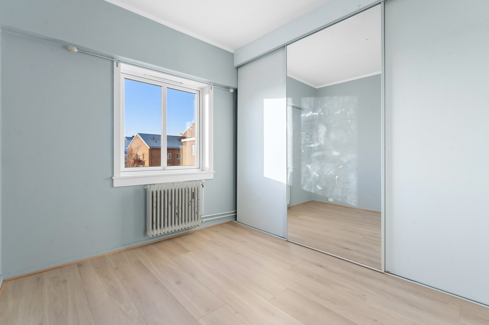 Soverommet har stor skyvedørsgarderobe med speilflate. Galleribilde