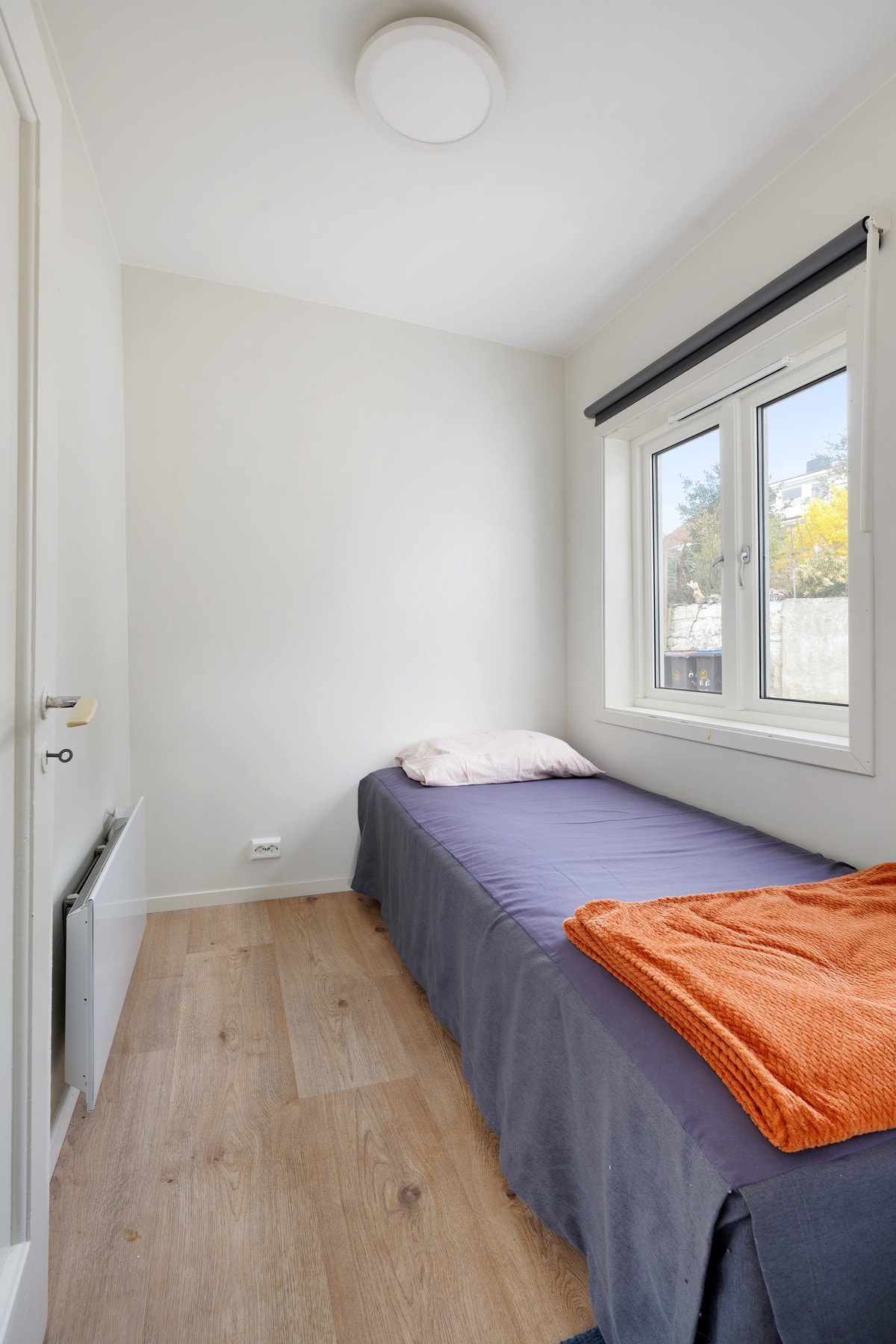 Disponibelt rom i 1.etasje som er benyttet som soverom. Rommet er for lite til å bli godkjent som et soverom. Galleribilde