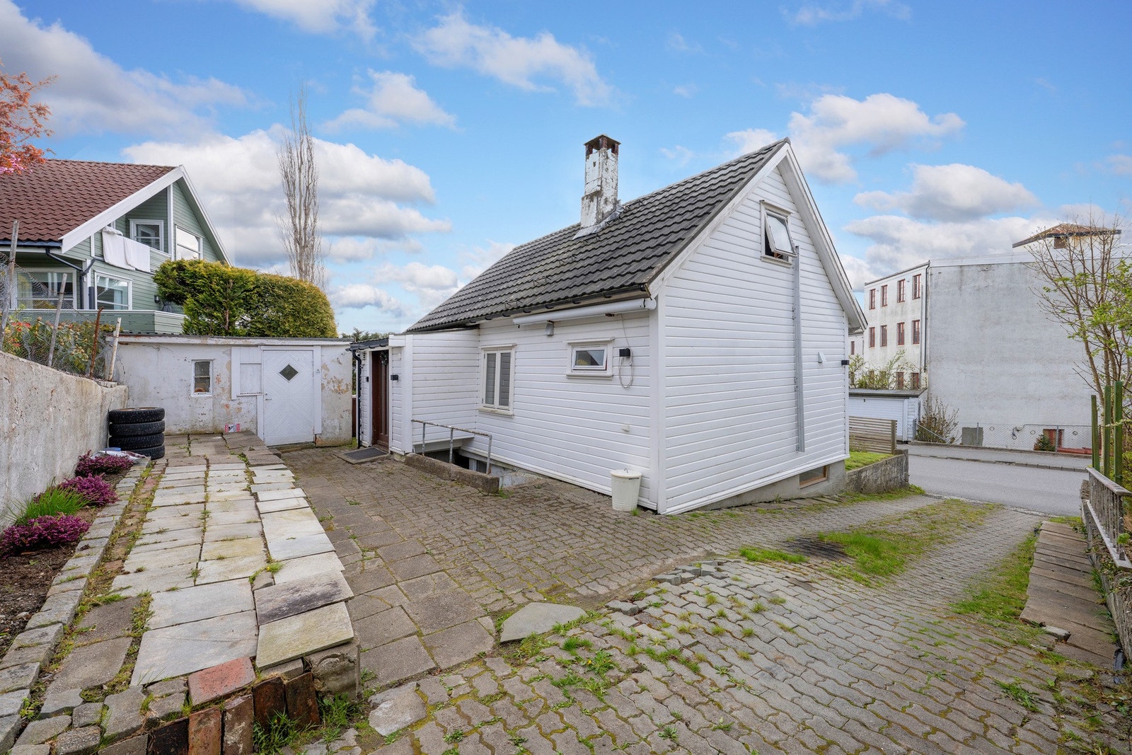 Bakgård og plass til bil i eget gårdsrom med innkjørsel fra Solaveien. Galleribilde