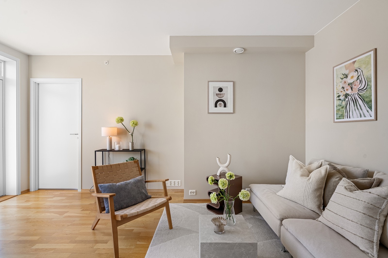 Stue holdt i duse farger som gir en rolig og harmonisk atmosfære. Galleribilde