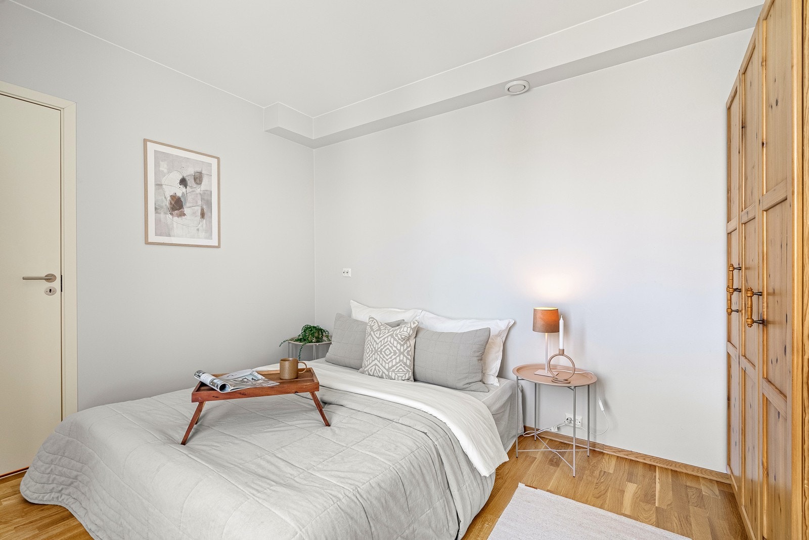 Romslig soverom med plass til dobbeltseng. Galleribilde