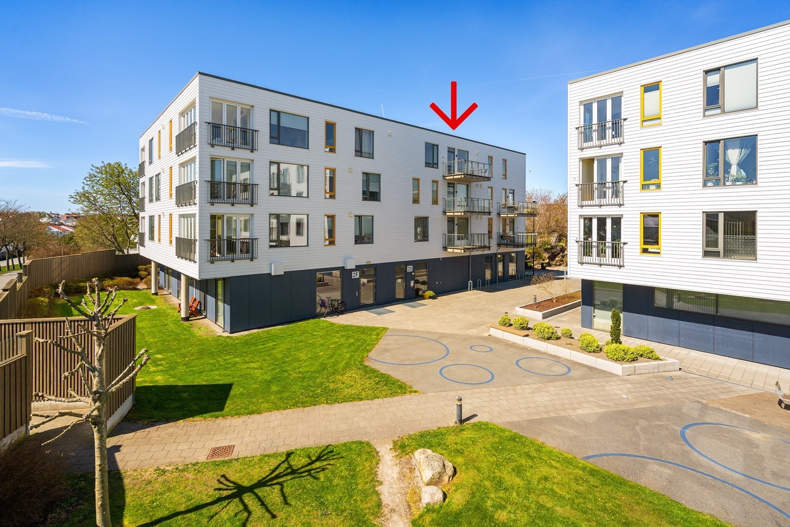 Hyggelige innegjerdede uteområder med lekeplass, grønt plenareal og sitteplasser. Galleribilde