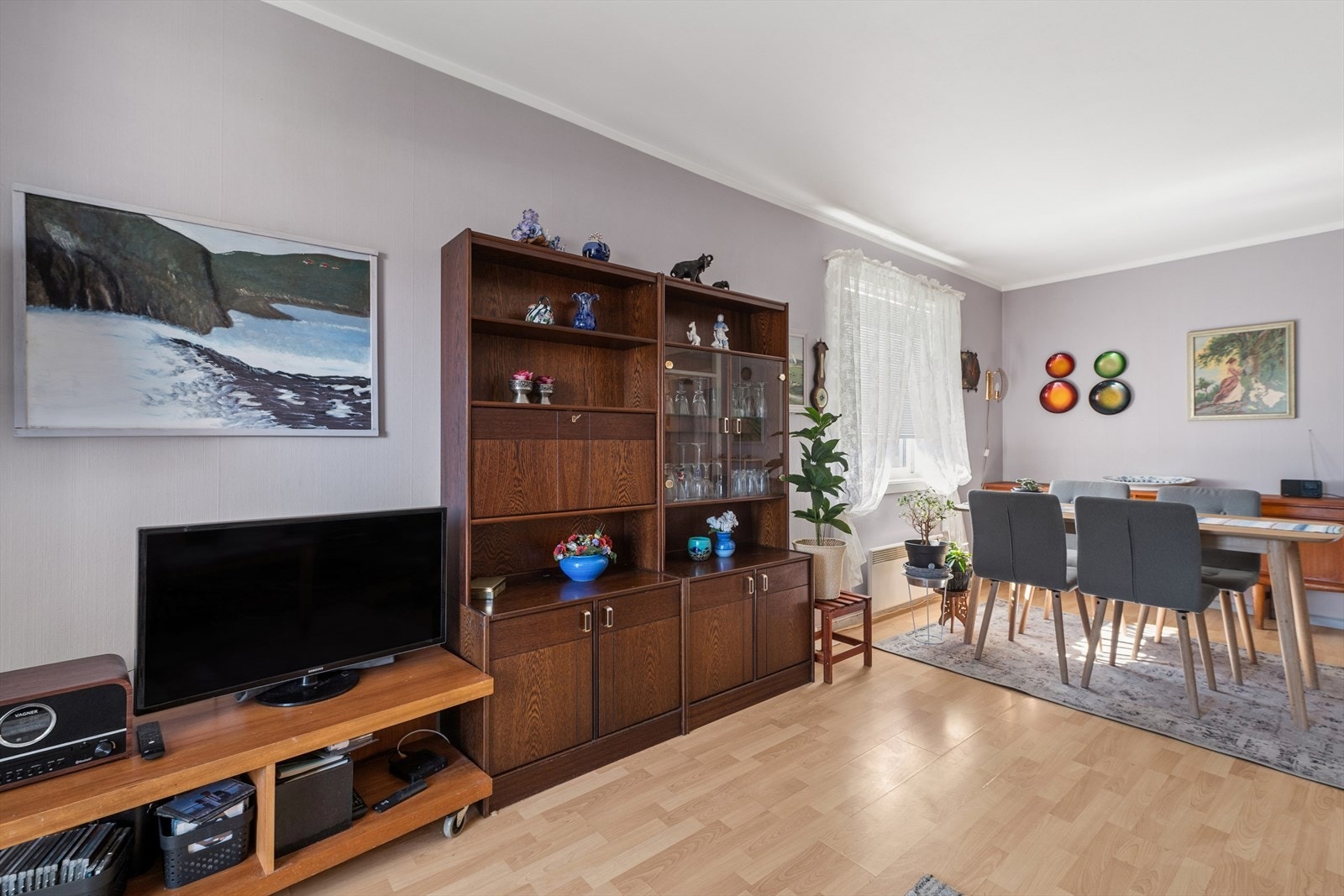 Rommet har god plass og kan enkelt møbleres etter eget behov. Galleribilde