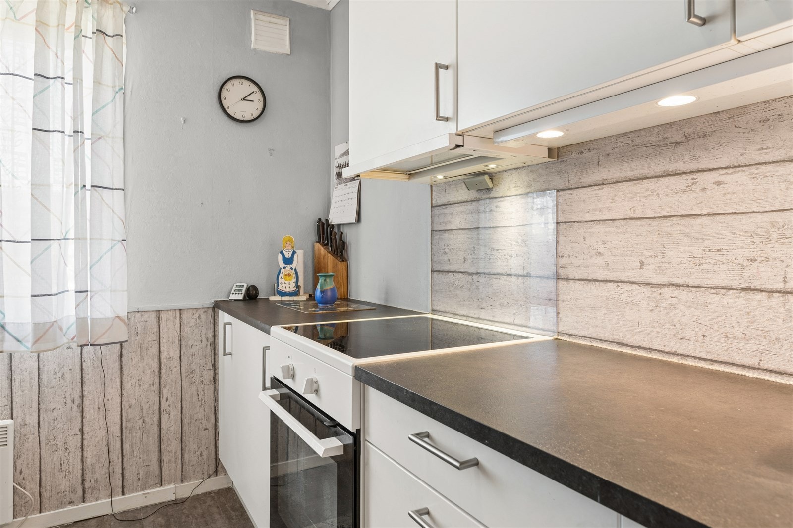 Over komfyren er det montert en kjøkkenventilator. Galleribilde