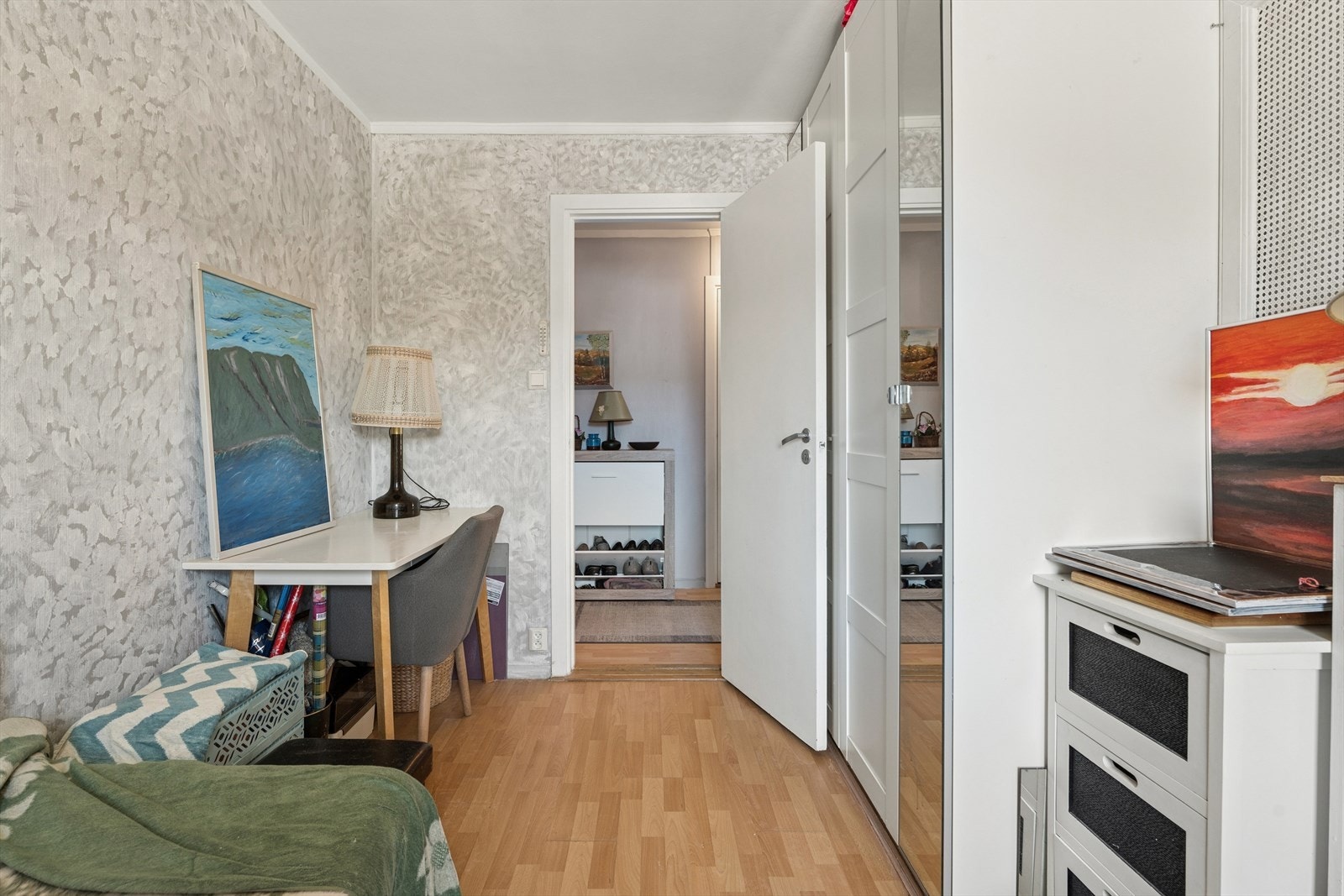 Det er god plass til en garderobeløsning på rommet. Galleribilde