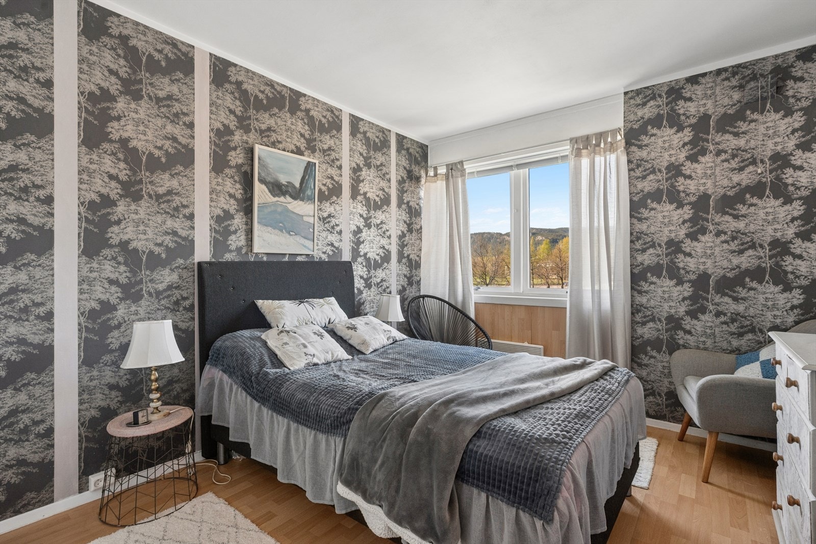Hovedsoverommet har god plass til dobbeltseng og tilhørende møblement. Galleribilde