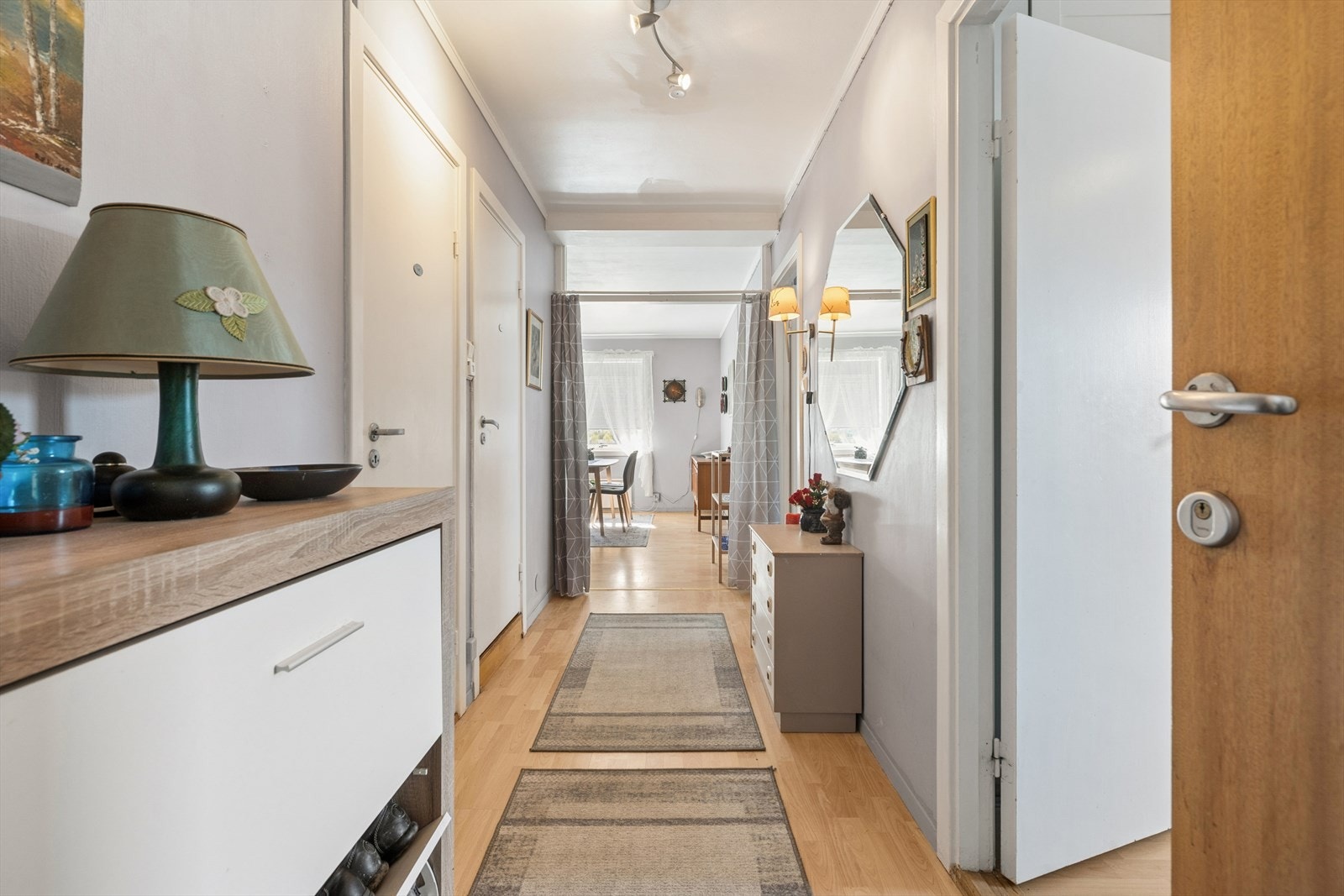 Entreen har plass til oppbevaring av yttertøy og sko. Galleribilde
