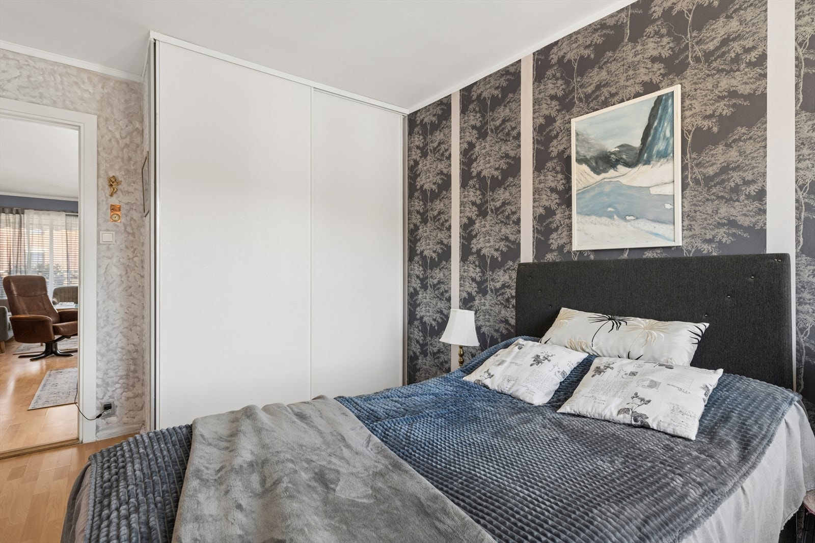 Skyvedørsgarderoben gir effektiv og ryddig oppbevaring. Galleribilde