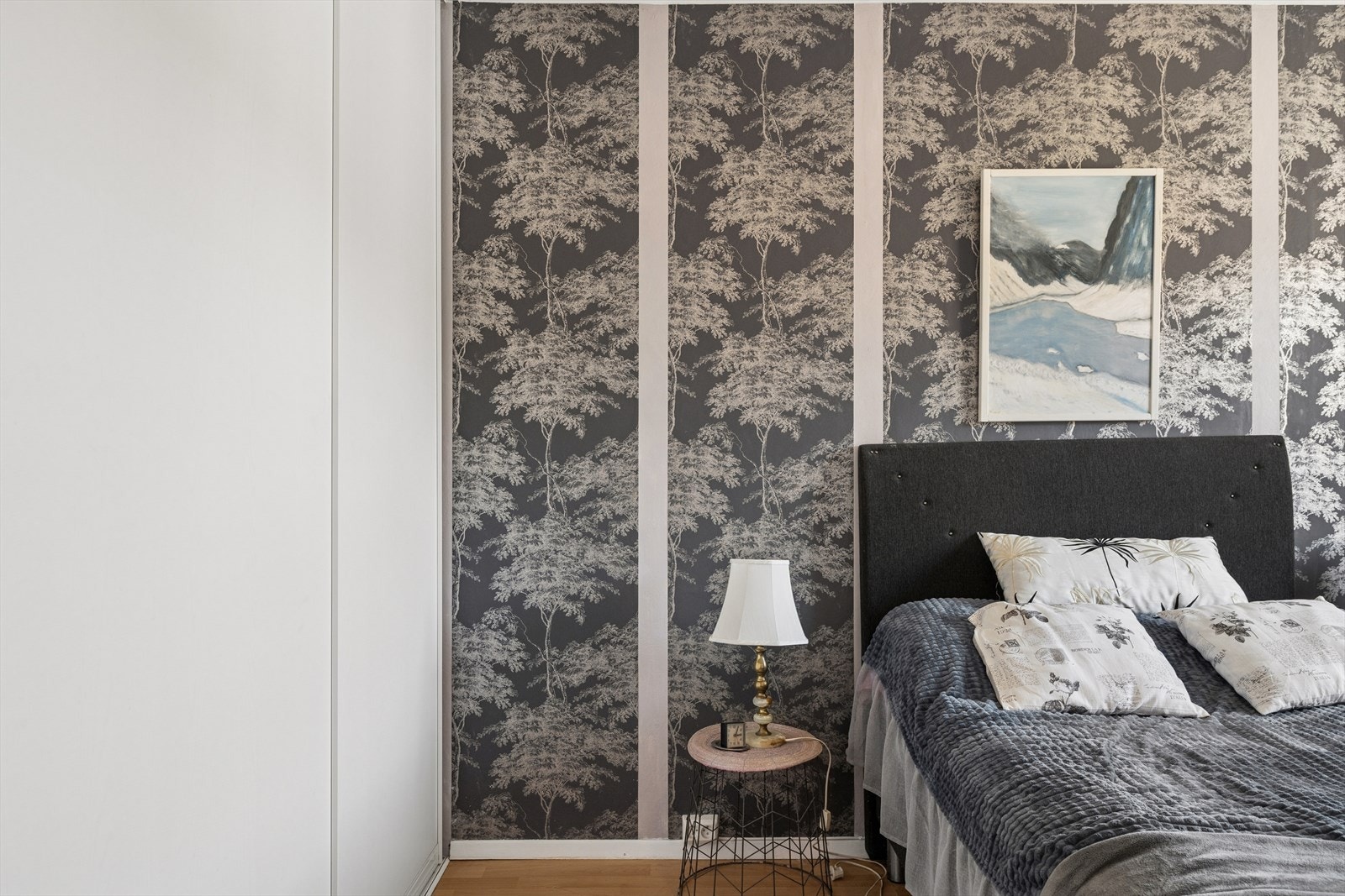Rommet er utstyrt med en stor garderobeløsning langs den ene veggen. Galleribilde