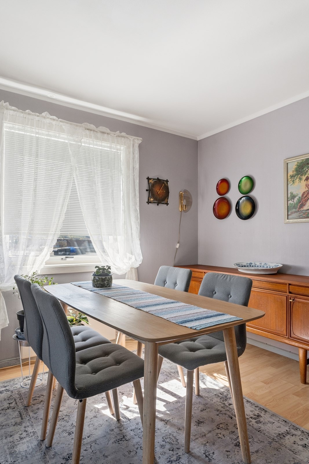 Spisestuedelen er plassert med nærhet til vinduet, som gir godt dagslys til måltidene. Galleribilde
