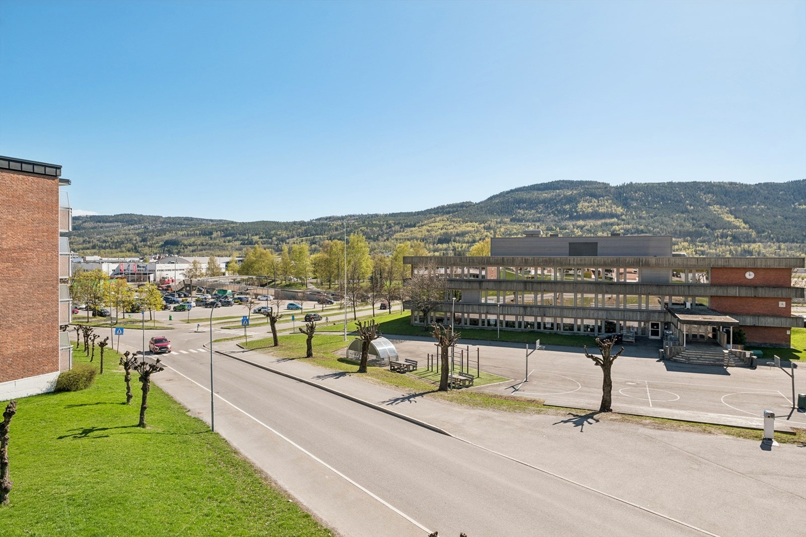 Kort gangavstand til Åssiden videregående skole, som ligger kun 3 minutter unna. Galleribilde