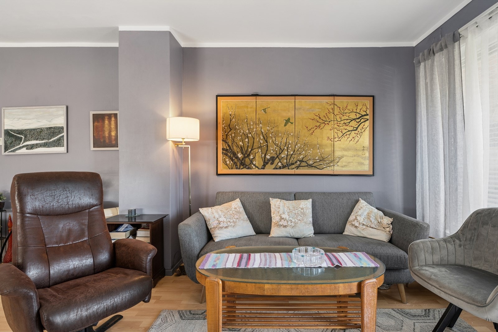 Sofagruppen er naturlig plassert ved vinduene, noe som gir godt med lys og en hyggelig atmosfære. Galleribilde