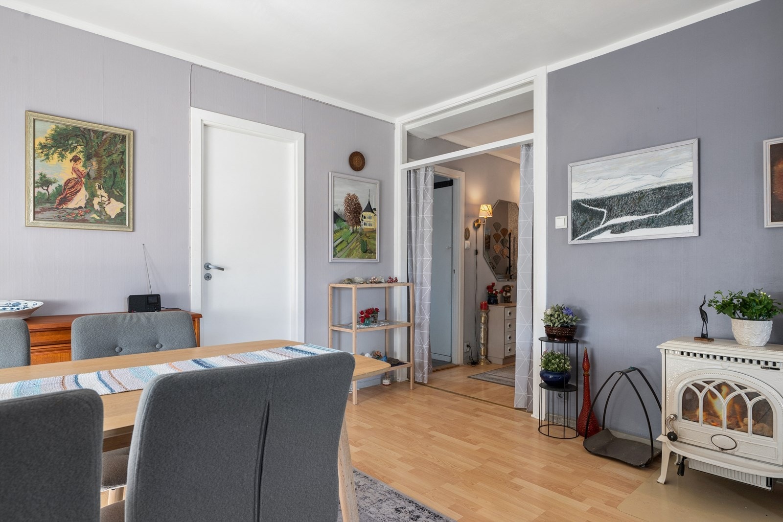 Vedovnen gir effektiv oppvarming og bidrar til en lun og koselig stemning i boligen. Galleribilde