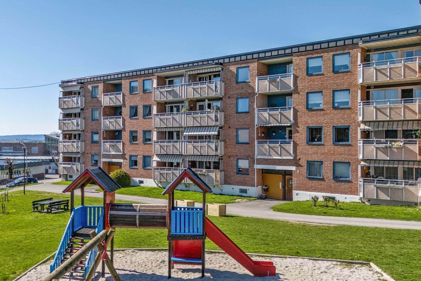 Østre Kjøsterud Borettslag har store, grønne fellesarealer med lekeplass. Galleribilde