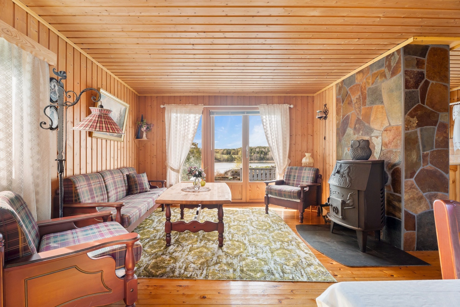 agslyset strømmer inn via vinduer i tre himmelretninger Galleribilde
