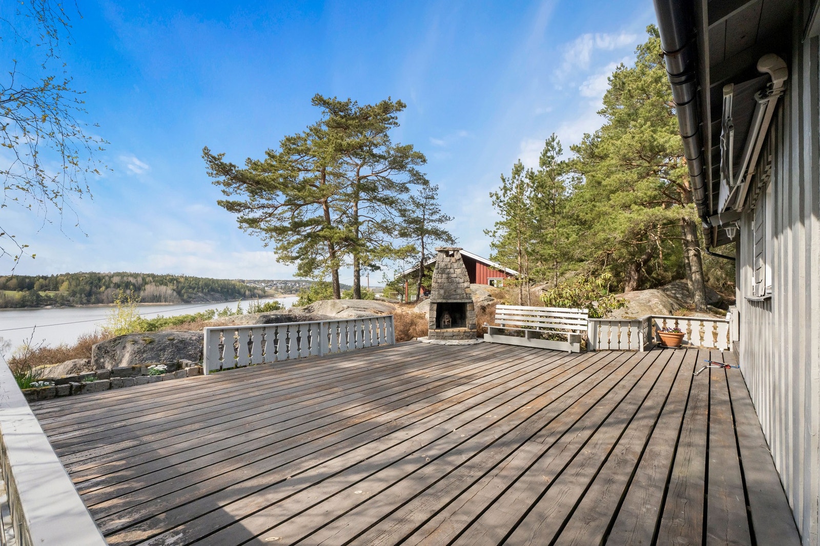 Her kan du nyte lange sommerdager og sene kvelder i naturskjønne omgivelser. Galleribilde