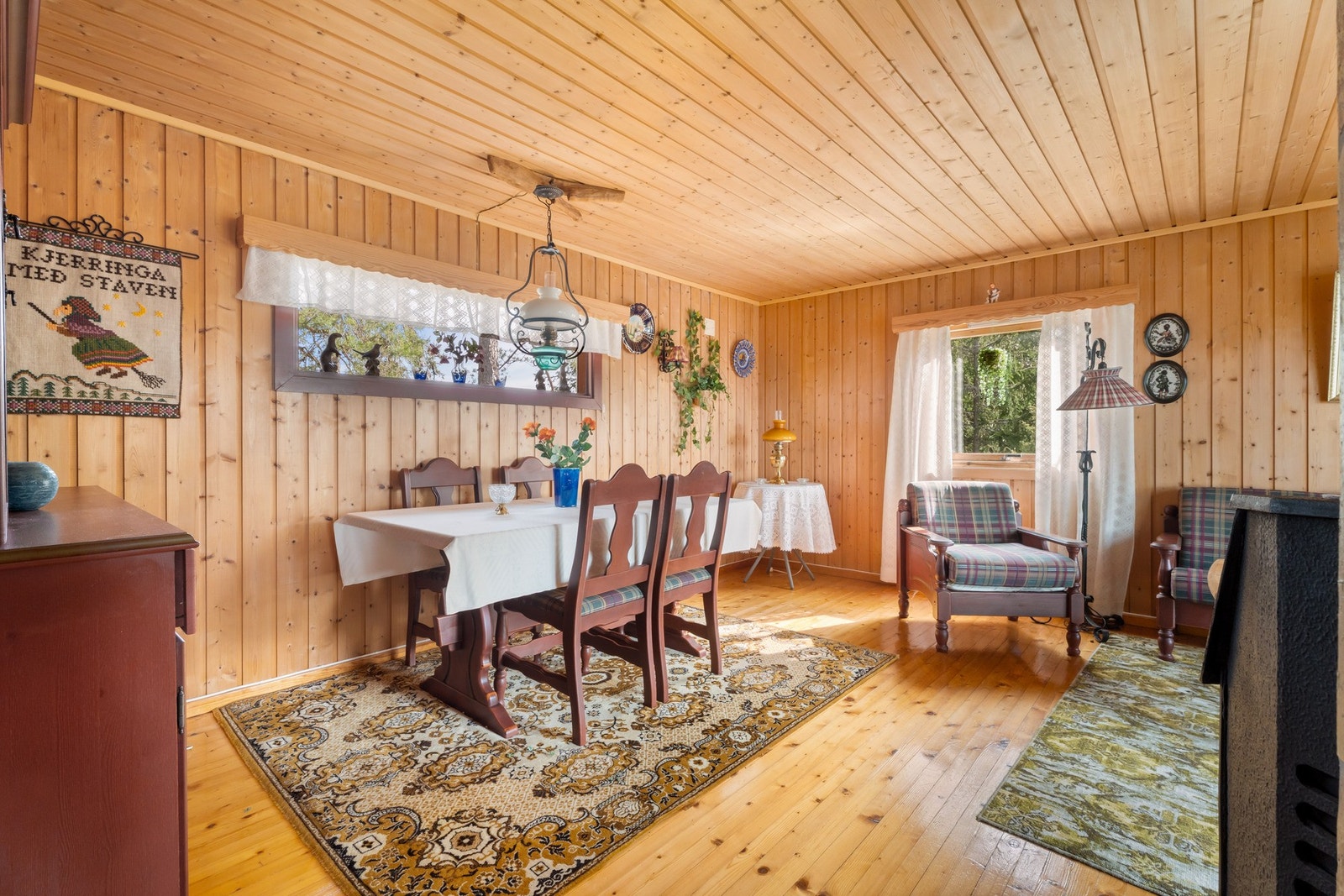 Stuen oppleves som lun og koselig, med lakkert, originalt heltregulv, naturlig panel på veggene og skiferkledde pipevegger. Galleribilde