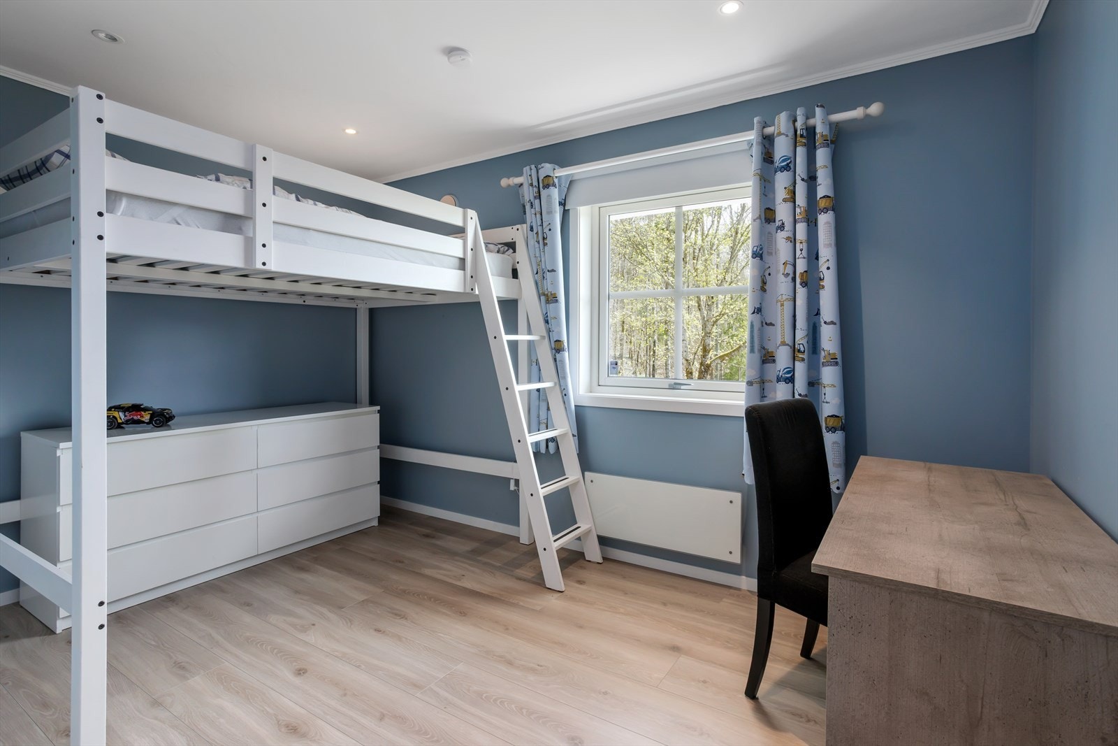 God belysning fra downlights i taket, og naturlig lysinnslipp fra store vinduer. Galleribilde