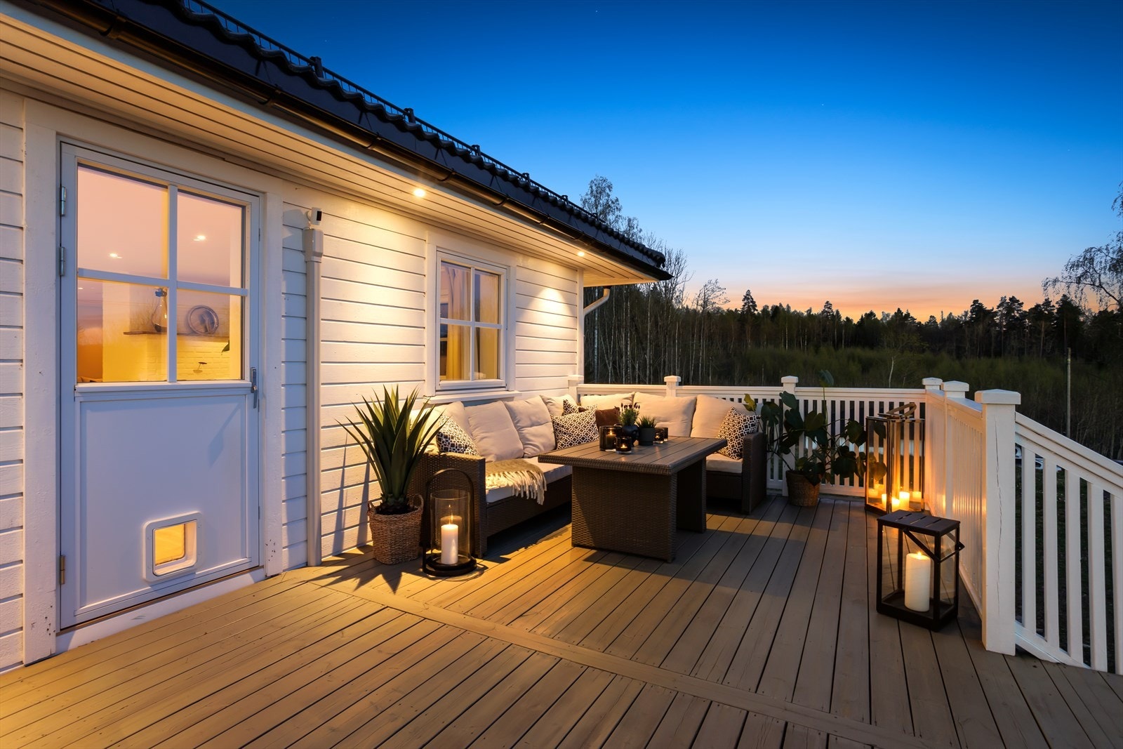 Vestvendt og solrik terrasse med adkomst fra stue/kjøkken og hagen. Galleribilde