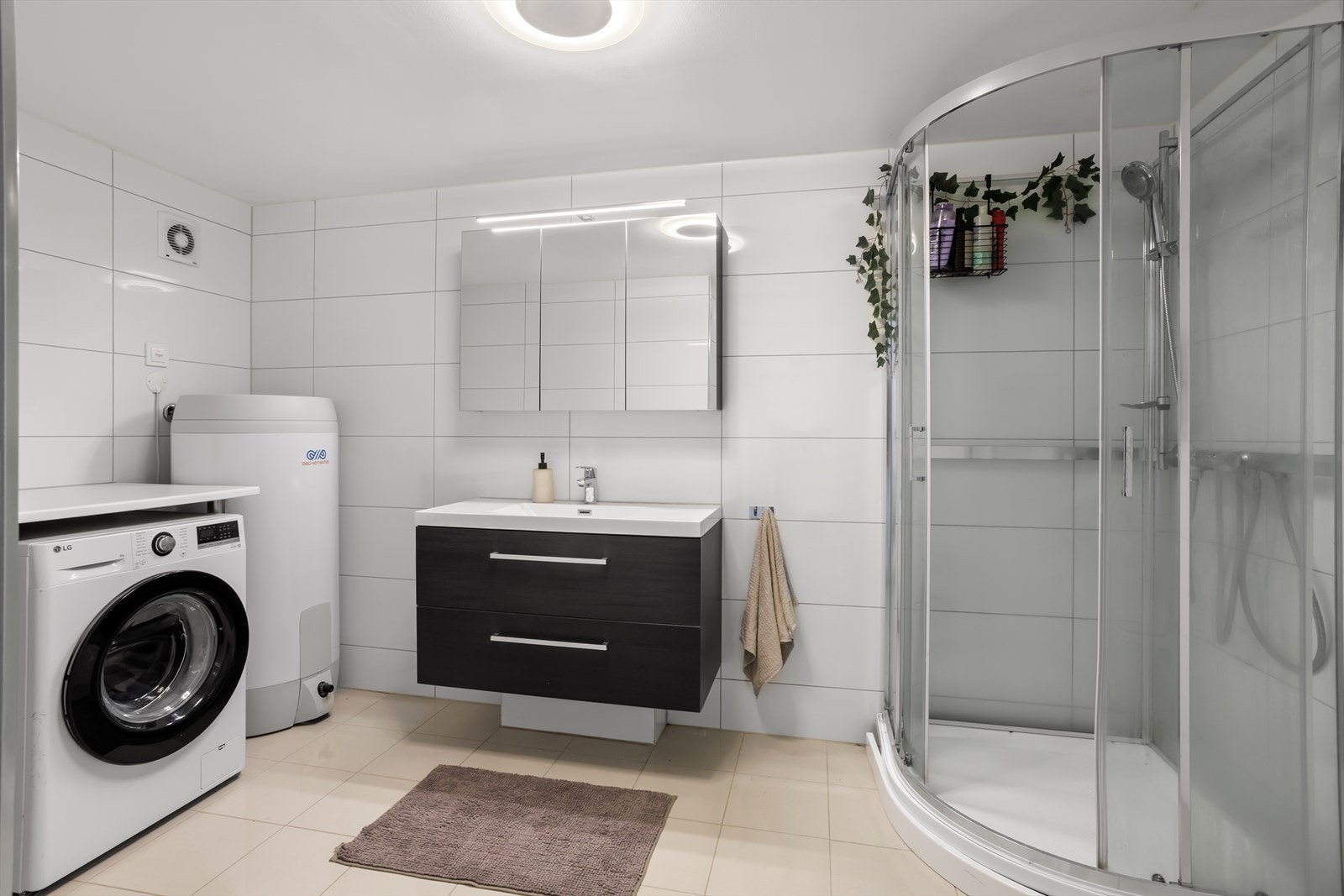 Flislagt bad med gulvvarme og opplegg for vaskemaskin. Begge badene har mekanisk ventilasjon. Galleribilde