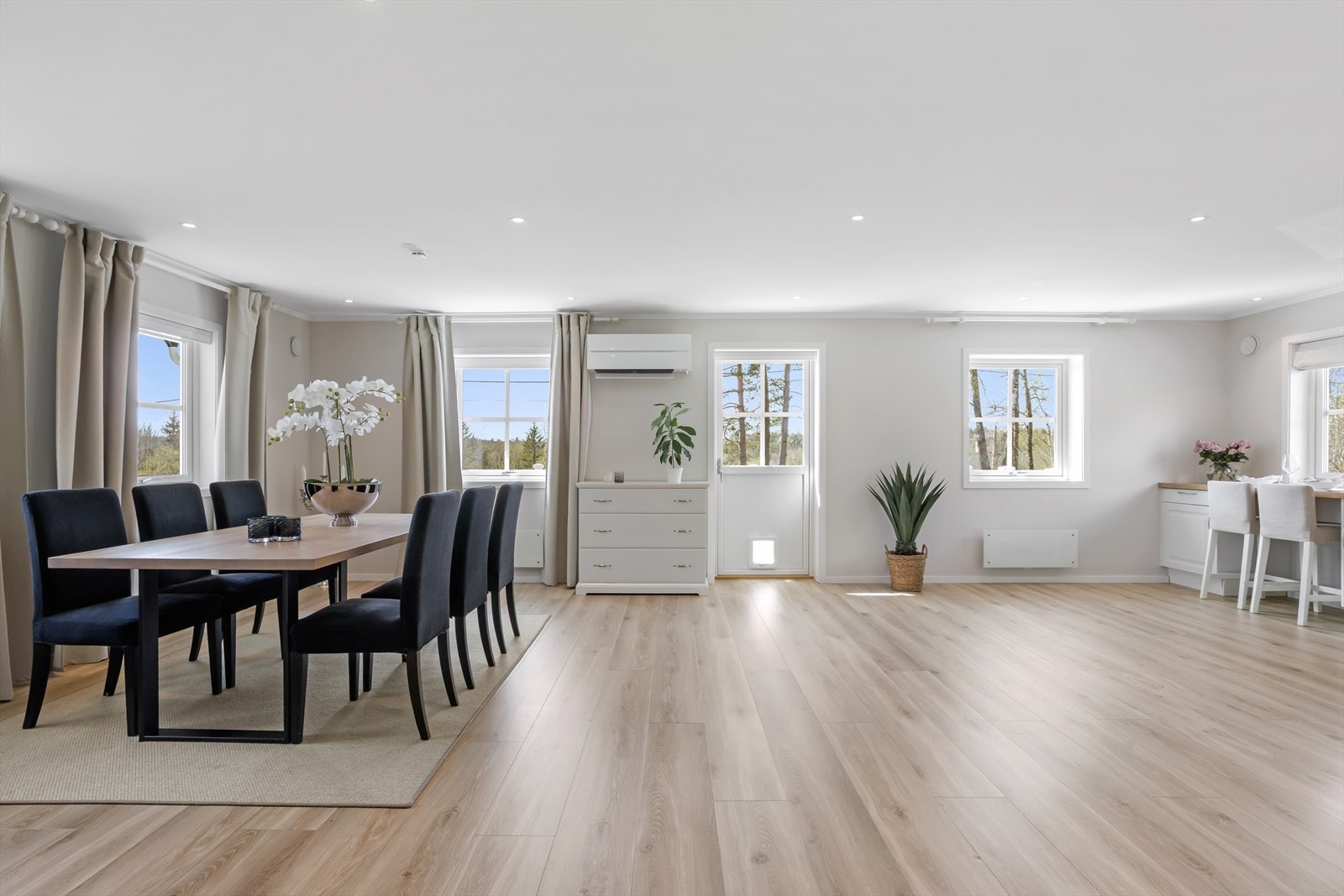 Rommet er lyst og innbydende med enstavs gulv, lysmalte overflate og downlights. Det er vinduer rundt hele rommet som gir masse naturlig lysinnslipp. Galleribilde