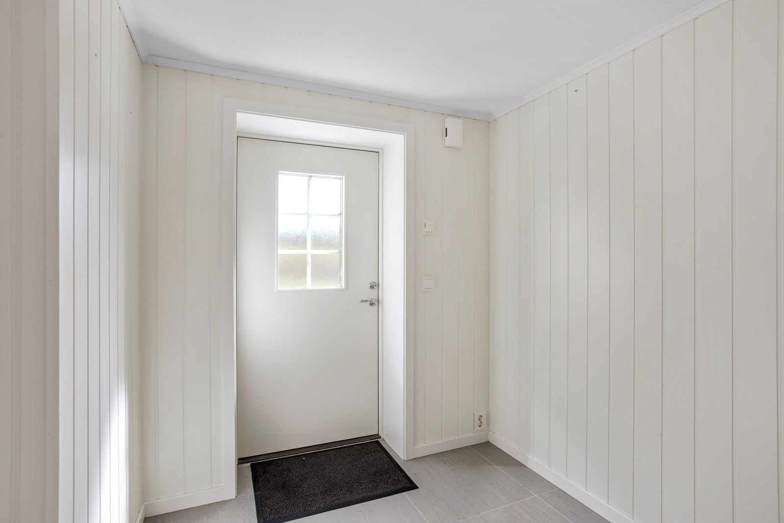 Begge boenhetene har egne inngang på nedsiden av huset. Galleribilde
