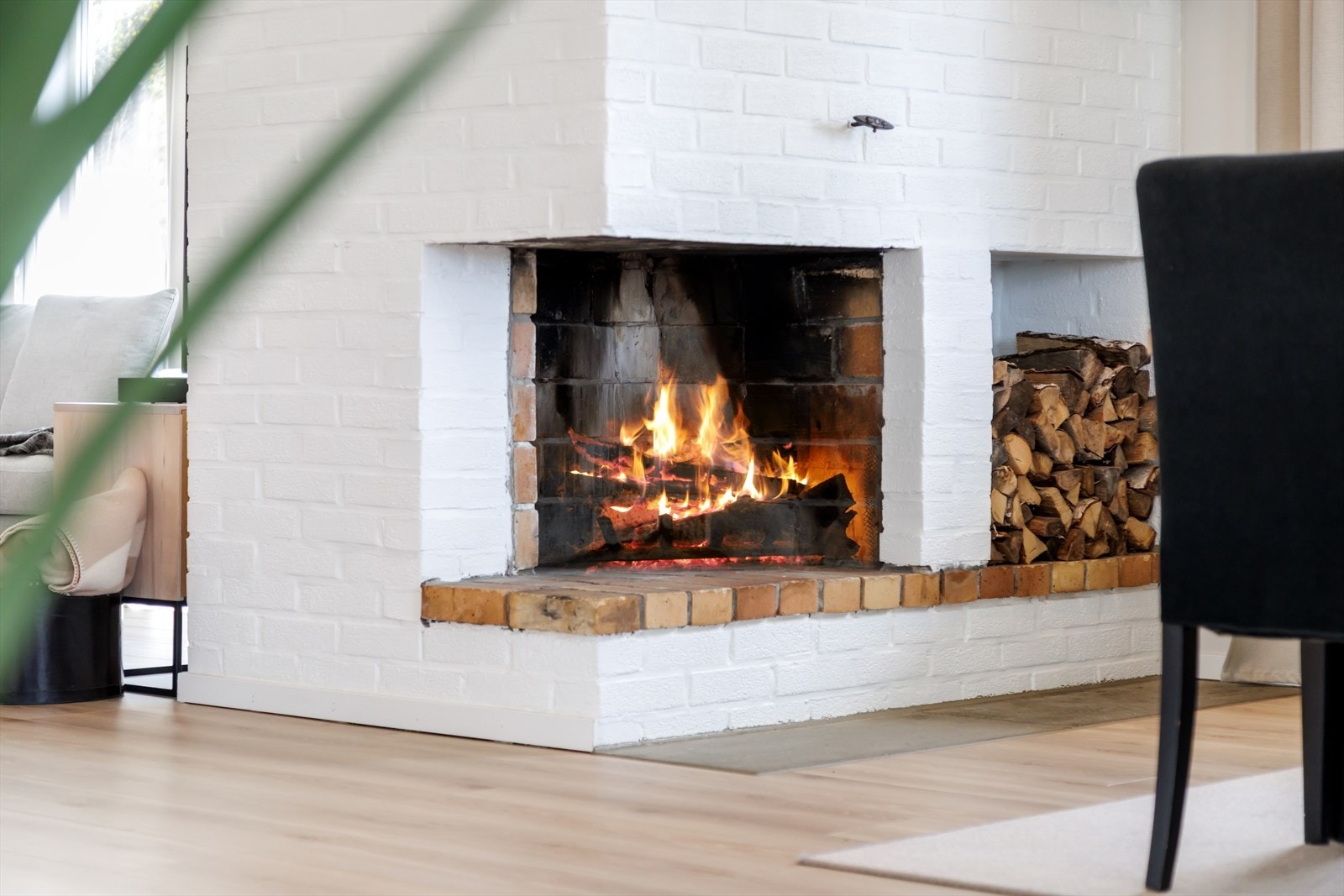 Peisen sørger for ekstra hygge og god oppvarming, og det ble i tillegg installert varmepumpe i 2022. Galleribilde