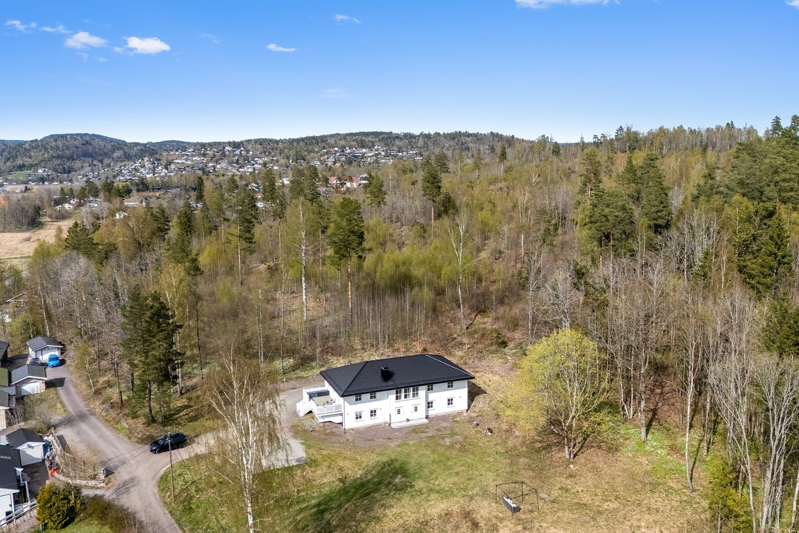 Boligen ligger helt inntil marka med fine turmuligheter og trygge lekeområder for nysgjerrige barn. Kort vei til skole, barnehage og idrettsanlegg. Galleribilde