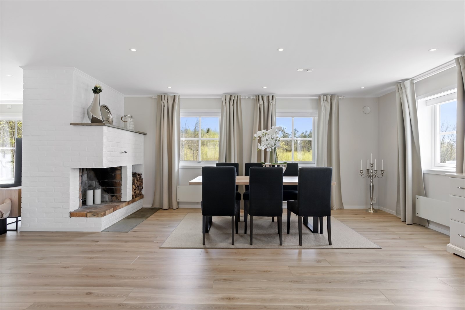 Her er det naturlige soner for møblering, med plass til familien og gjester på besøk. Galleribilde