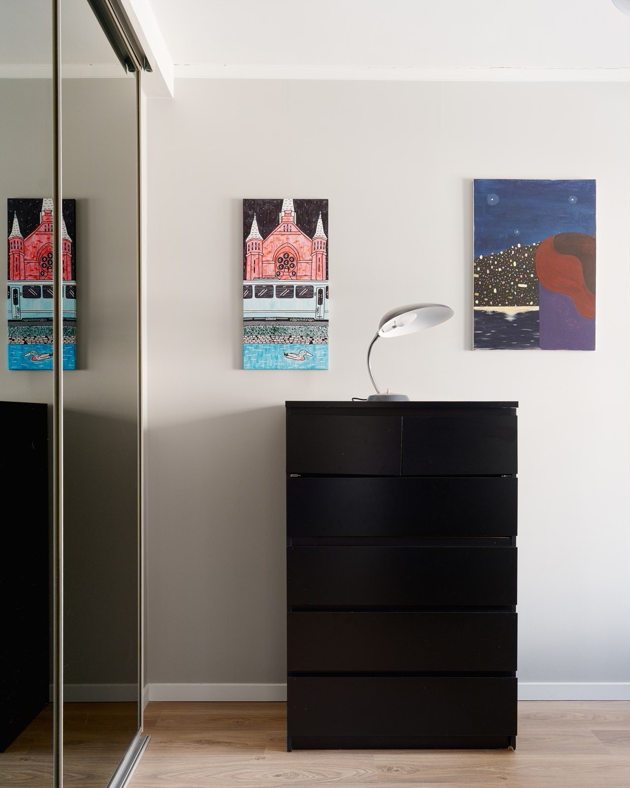 Soverommet har også plass til en kommode eller en liten arbeidsplass. Galleribilde