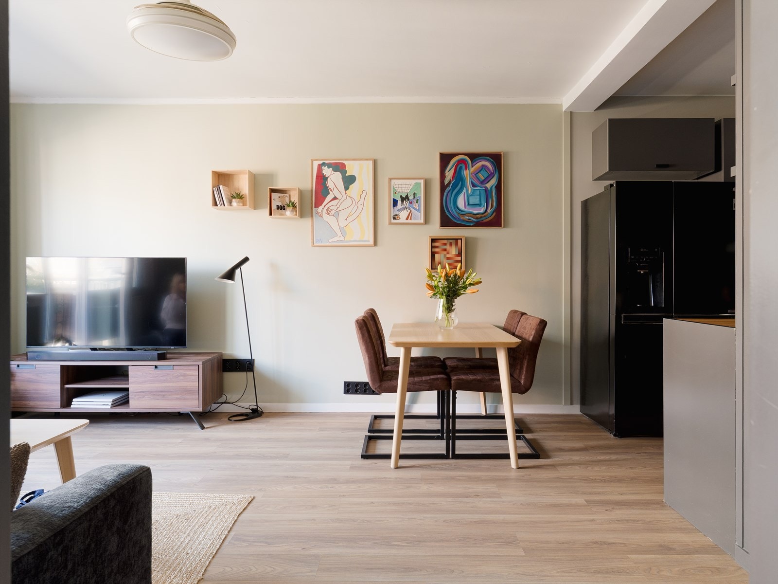 Stuen er romslig og gir fleksibilitet for møblering med både sofagruppe og spisebord. Galleribilde
