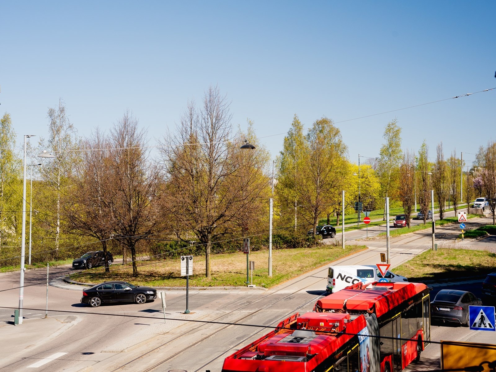Området er et knutepunkt for kollektivtransport, med buss, trikk og T-bane innen kort gangavstand. Galleribilde