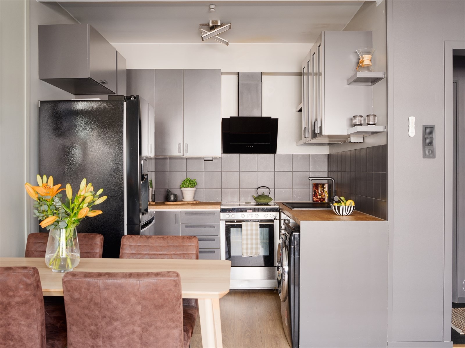 Kjøkkeninnredningen fra Ikea ble oppgradert i 2019 og har benkeplate i heltre og nedfelt kum i kompositt. Galleribilde