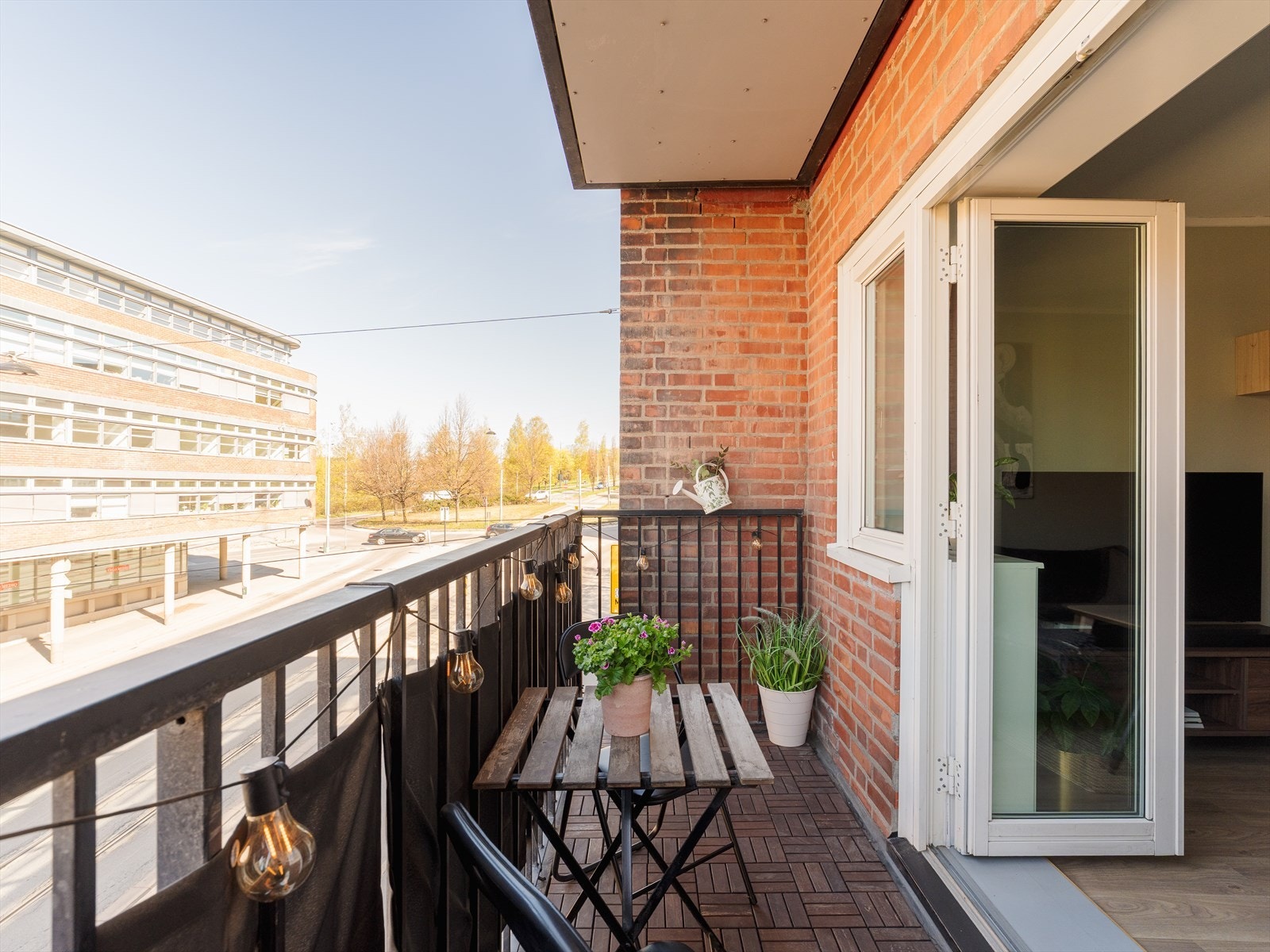 Balkongen forlenger stuen på varme sommerdager. Galleribilde