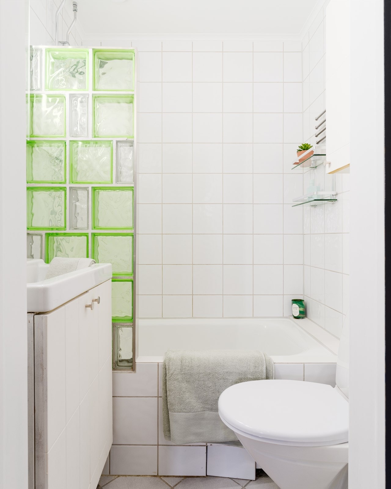 Badet ble modernisert i regi av borettslaget i 2003-2004. Flislagt og utstyrt med badekar, samt elektrisk gulvvarme. Galleribilde