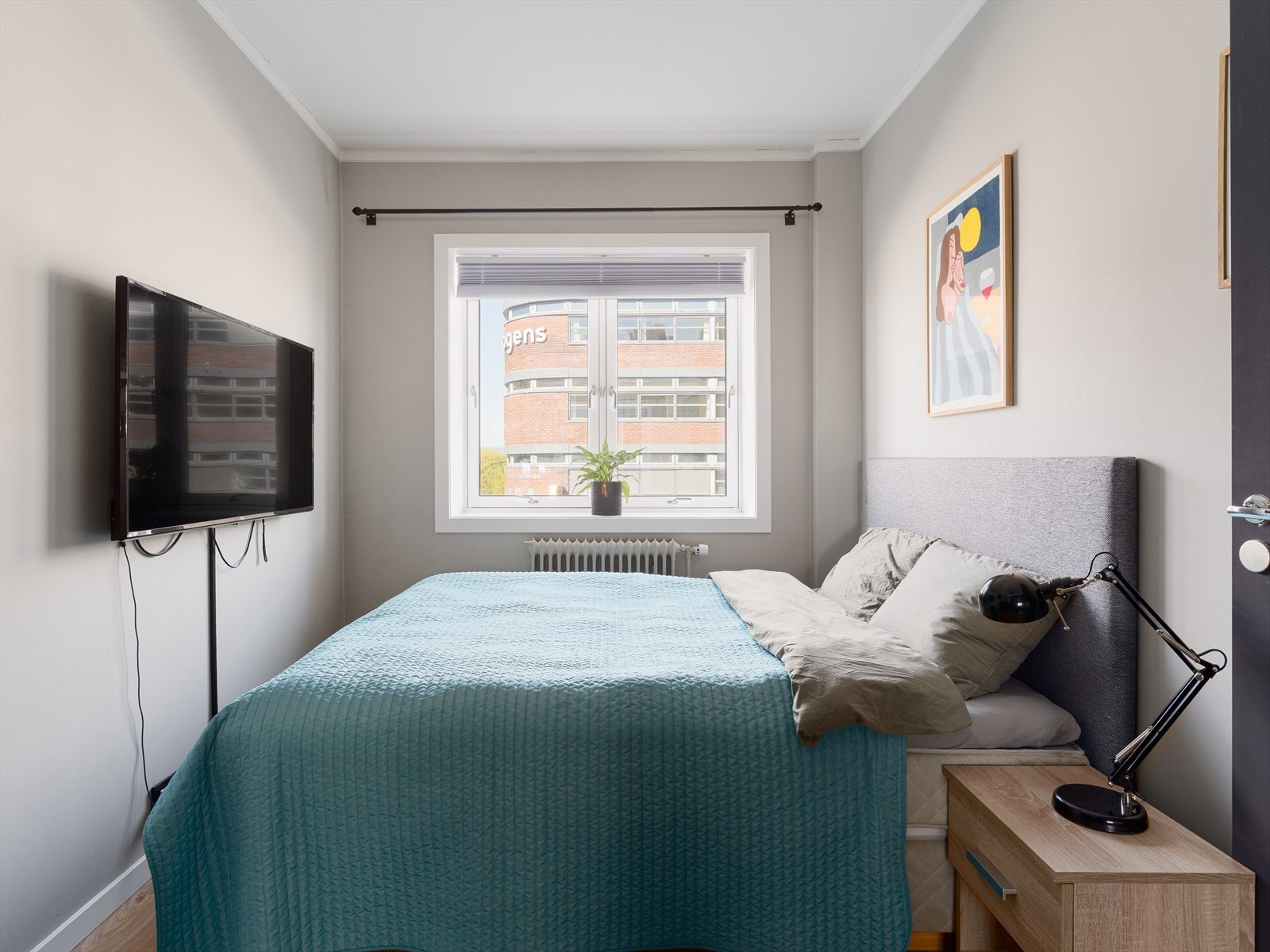 Soverommet har god plass til dobbeltseng og nattbord. Galleribilde