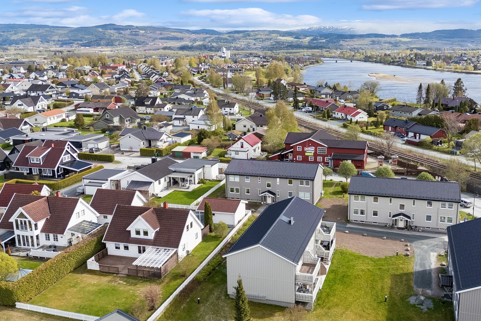 3-roms leilighet beliggende i enden av en blindvei på Melan, ca 1,5 km fra Verdal sentrum. Galleribilde