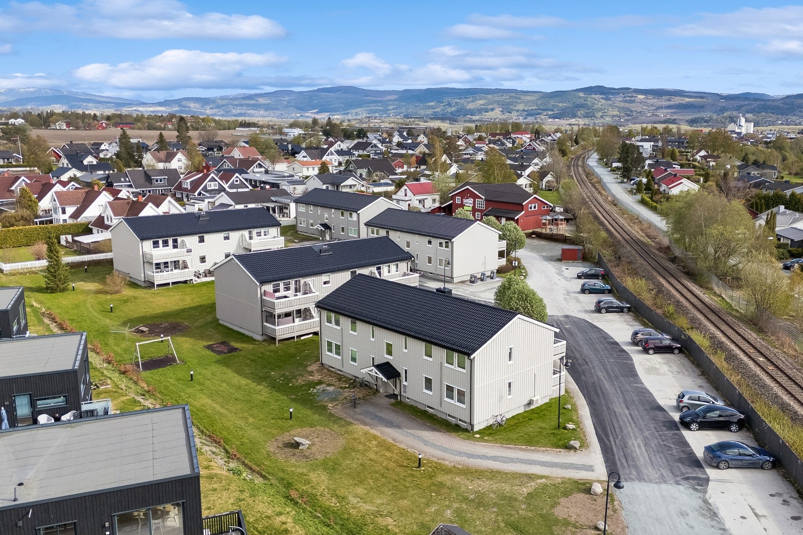 Parkering for beboerne til høyre i bildet. Det er tilrettelagt for elbil-lading. Galleribilde