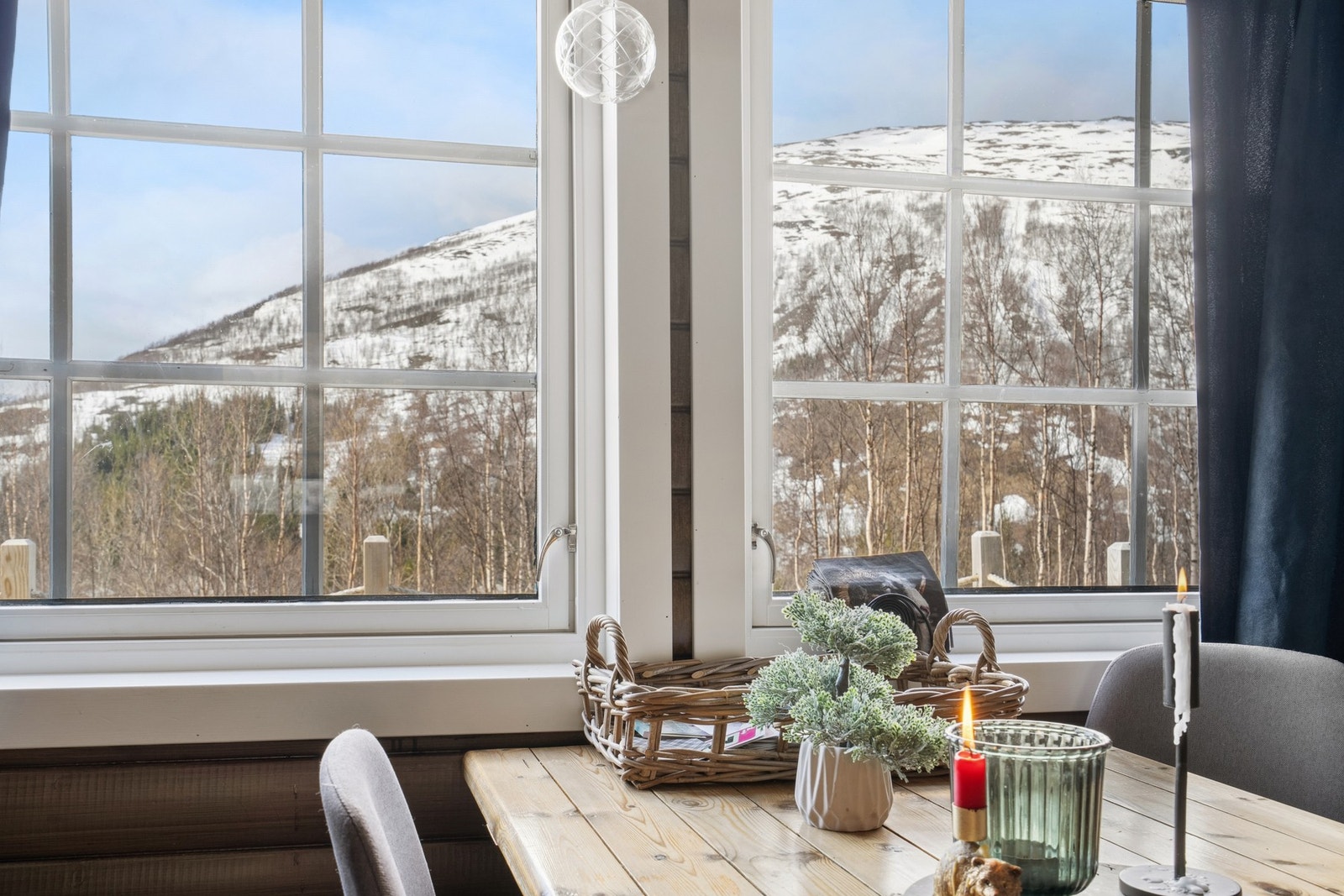 Utsikten fra spisebordet gir en flott ramme rundt måltidene. Galleribilde
