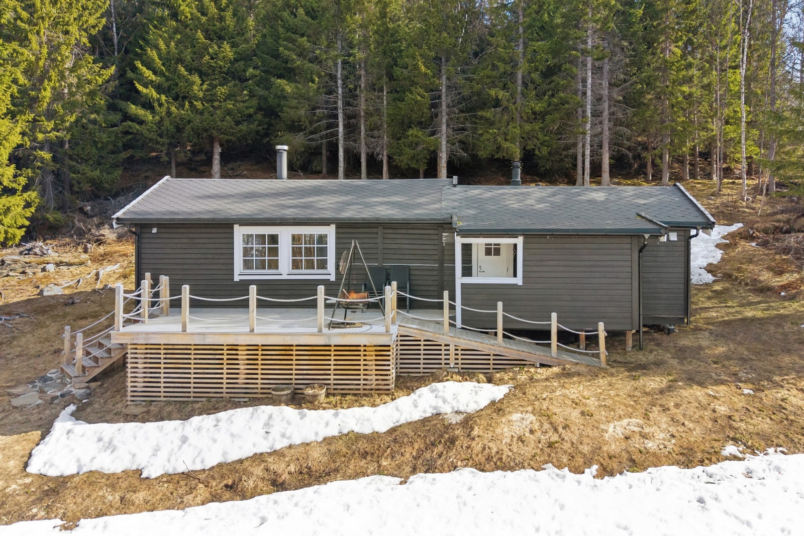 En klassisk hytte med usjenert beliggenhet, omkranset av skog og fjell. Galleribilde