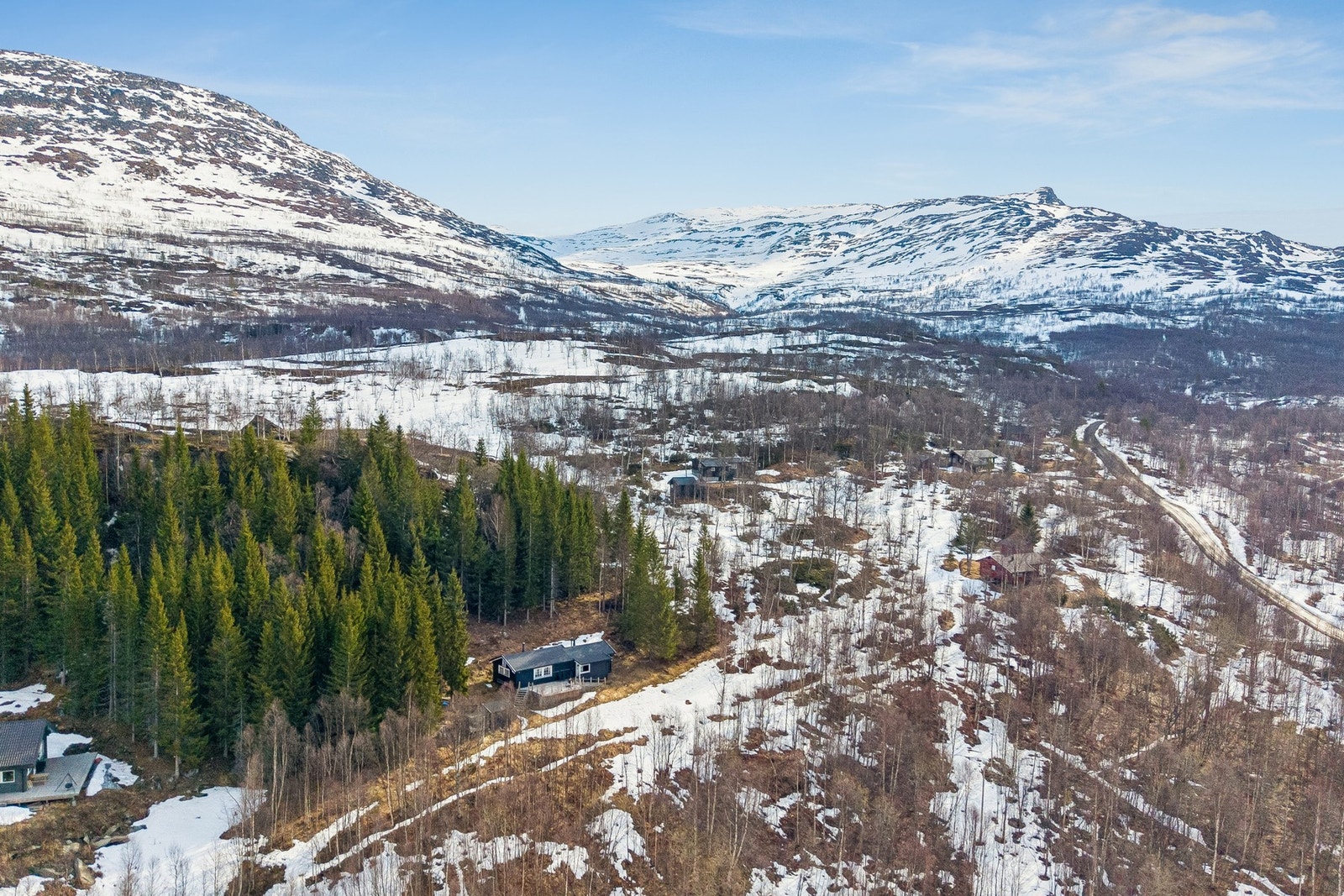 Omgitt av majestetisk fjellandskap, perfekt for tur- og friluftsliv. Galleribilde