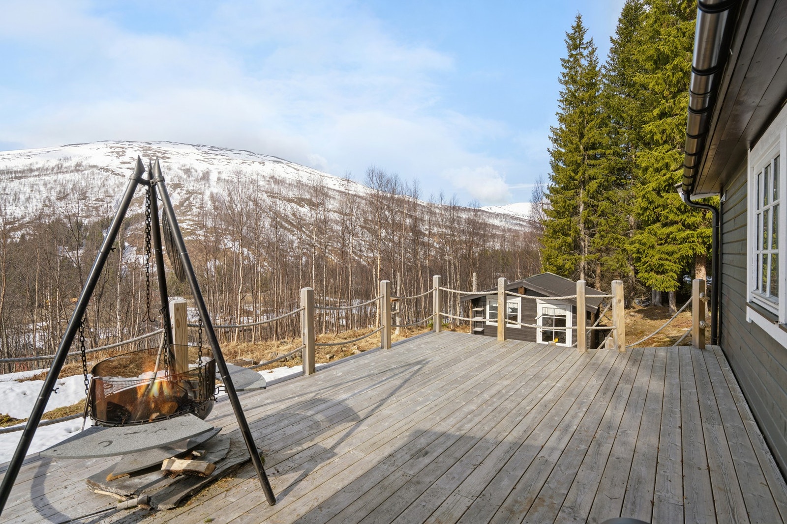 Den romslige terrassen i tre har god plass til utemøbler og bålpanne. Galleribilde