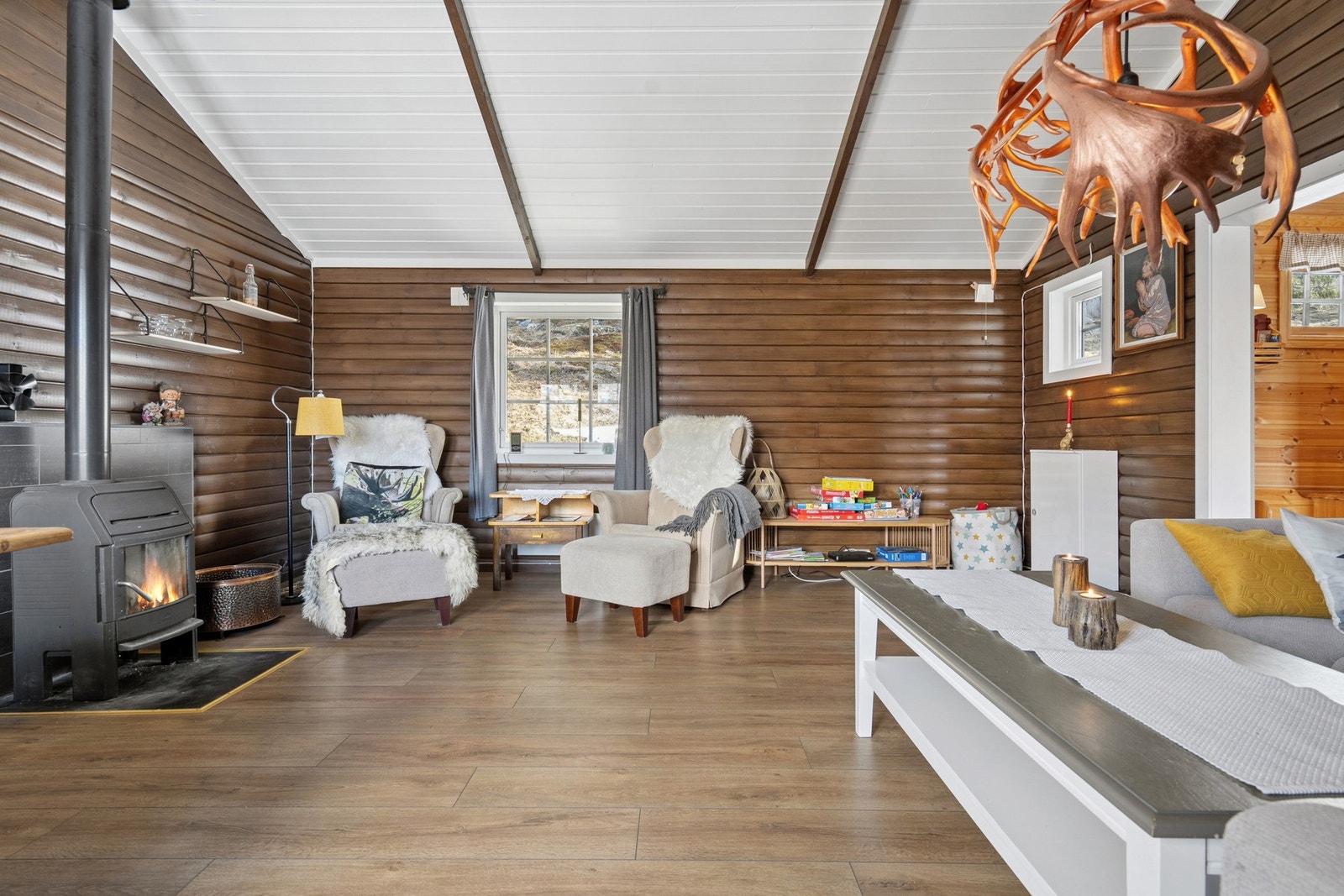 Store vindusflater slipper inn rikelig med dagslys og rammer inn naturen utenfor. Galleribilde