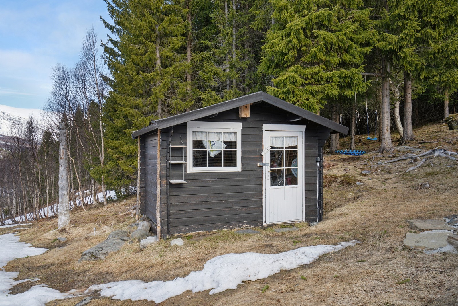 Et praktisk uthus på tomten gir god lagringsplass for ski og utstyr. Galleribilde