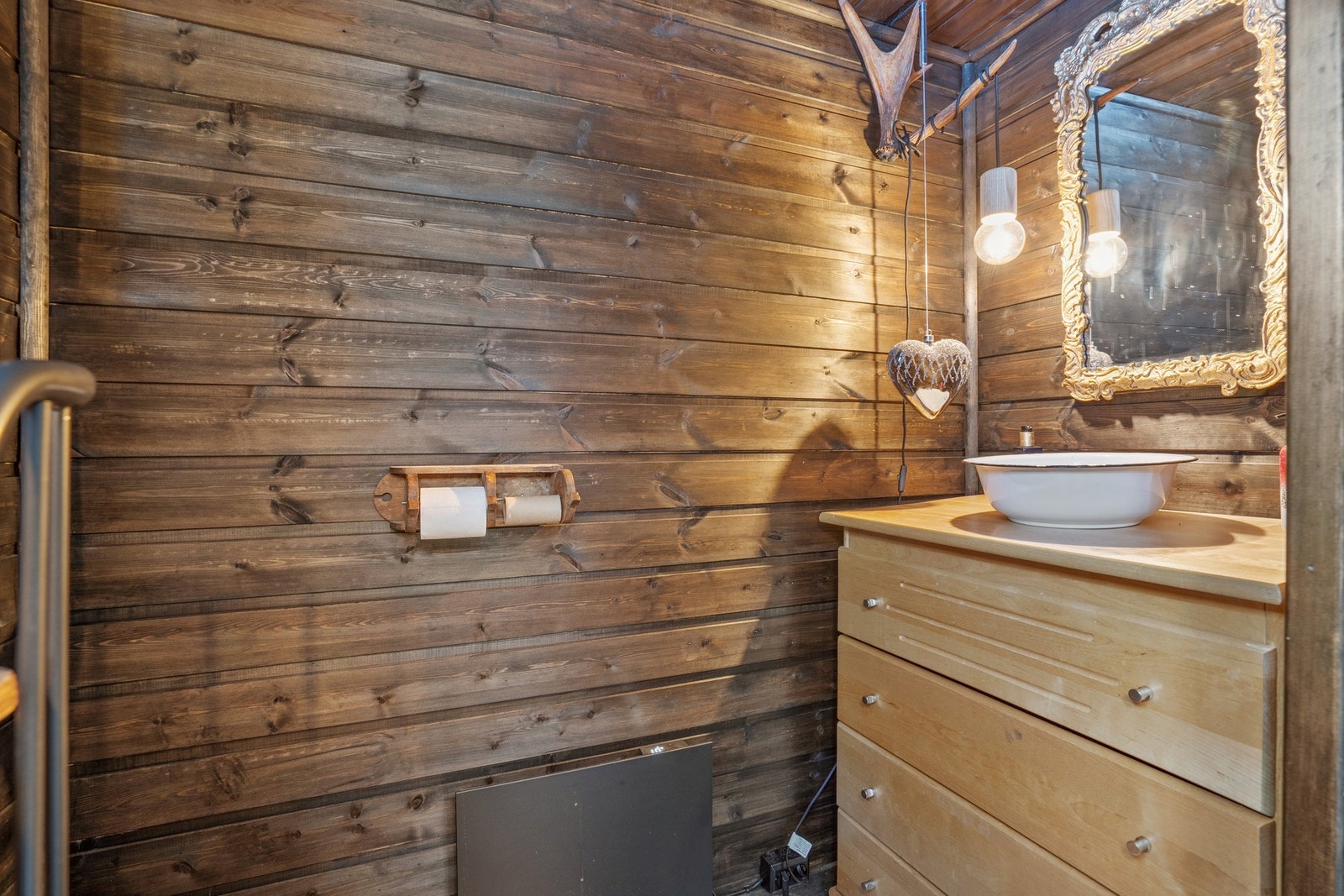 Detaljer som skaper en autentisk hyttestemning også på badet. Galleribilde