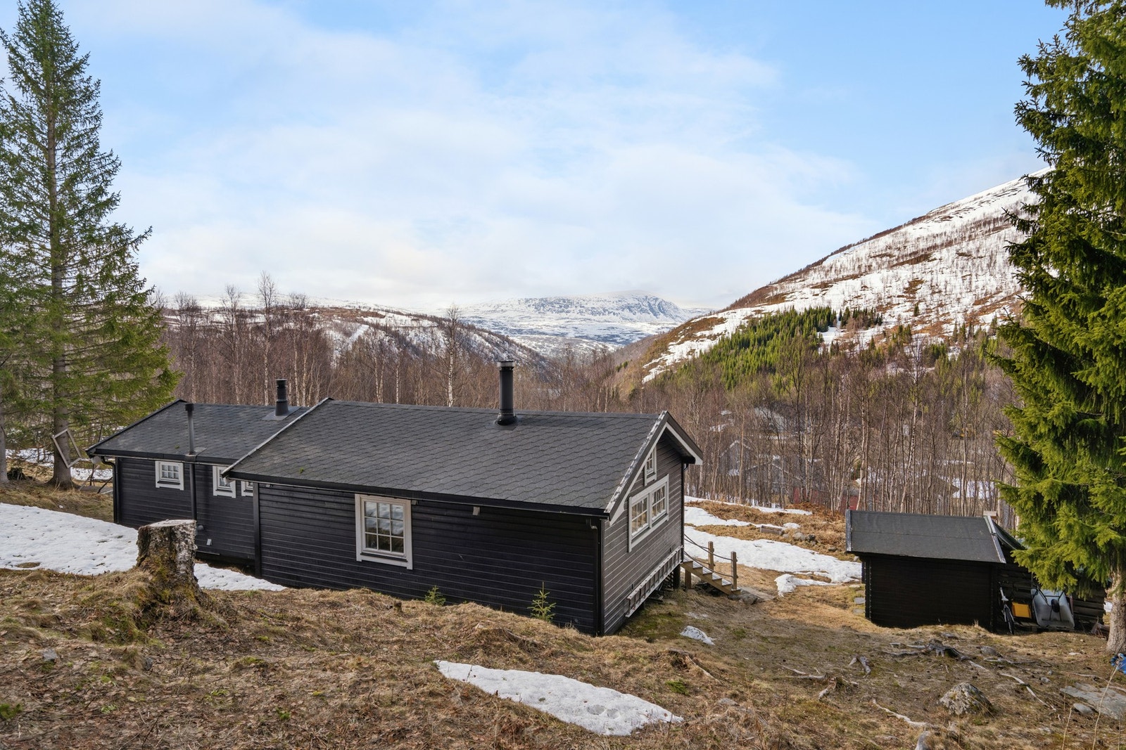 Den store terrassen er et naturlig samlingspunkt med flott utsikt mot fjellandskapet. Galleribilde