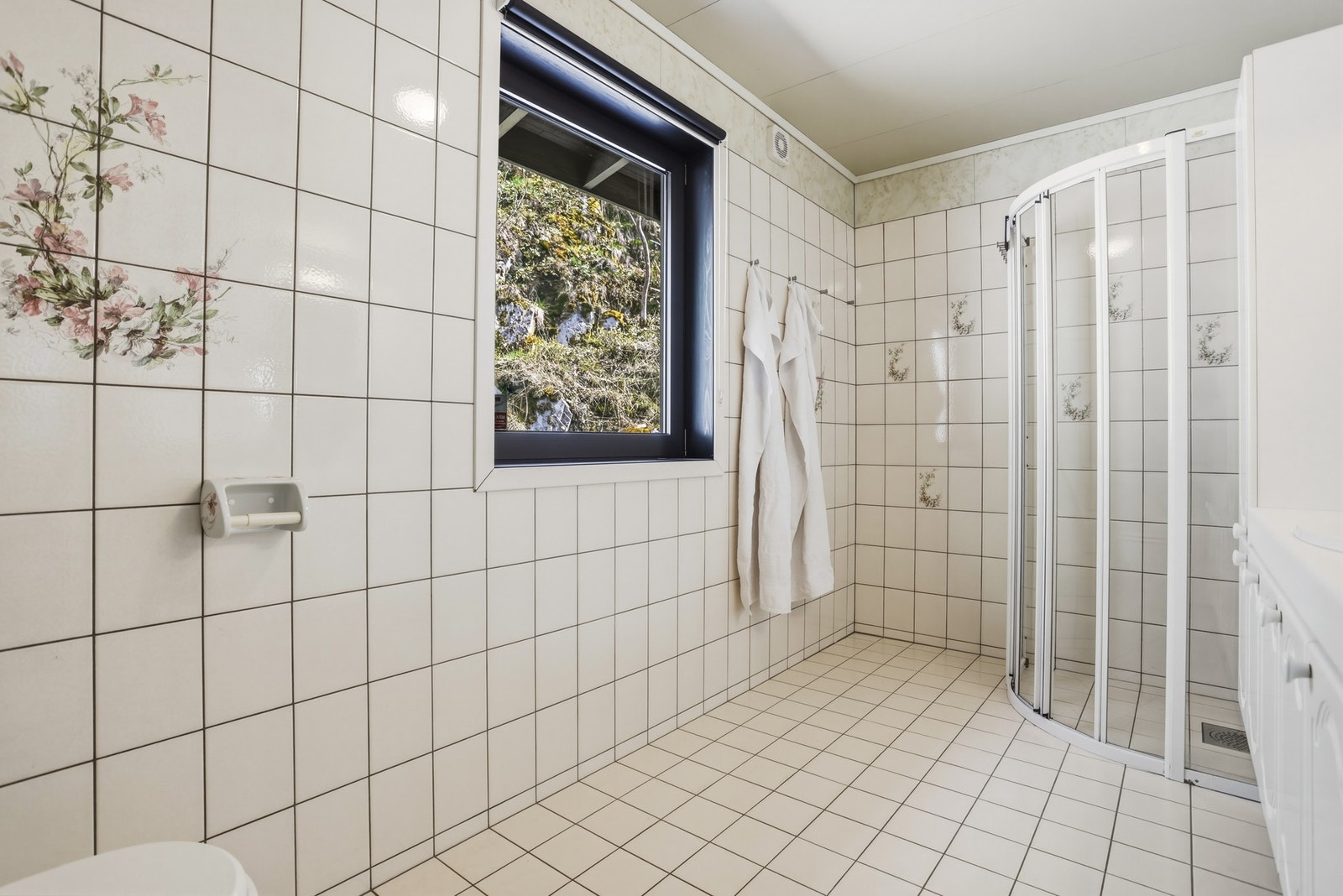 Boligen har totalt 2 bad. Et av badene ligger i tilknytning til hovedsoverom. Begge badene er av god størrelse. Galleribilde