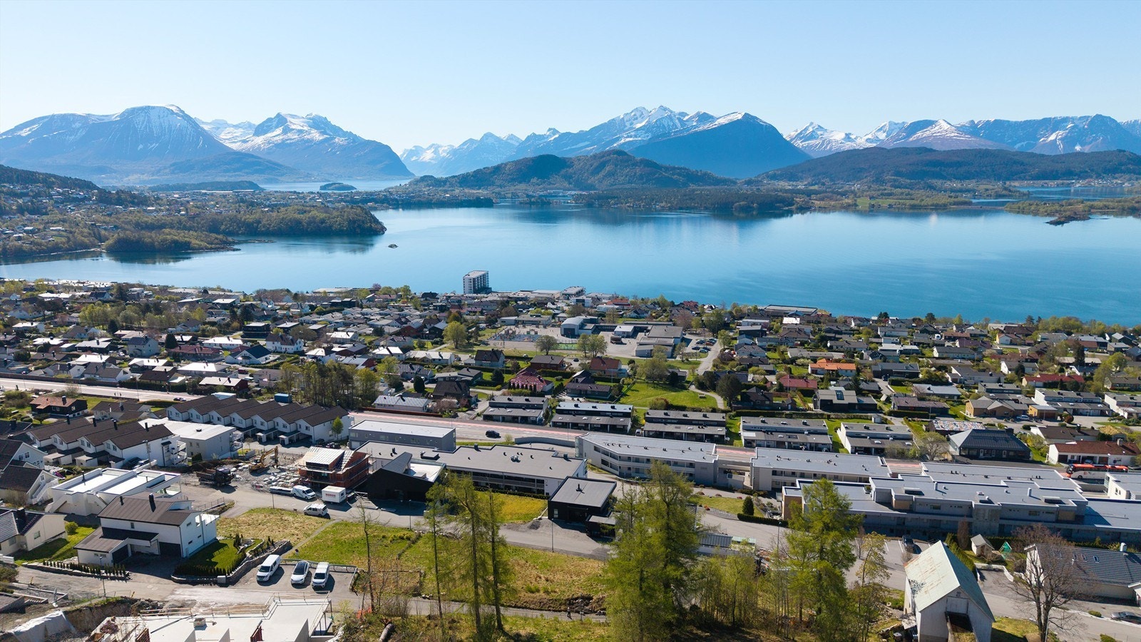 Området byr på nærhet til skoler, barnehager og Ålesund sykehus som ligger like vest for eiendommen Galleribilde
