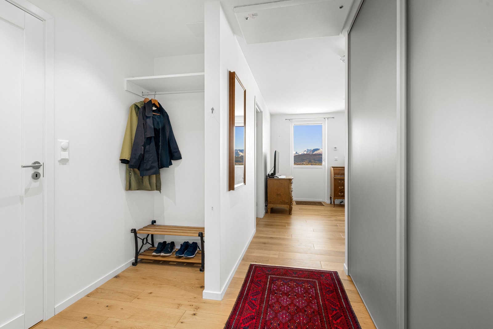 Innbydende entré med plass til å henge fra seg yttertøy. Også her er det vannbåren gulvvarme Galleribilde