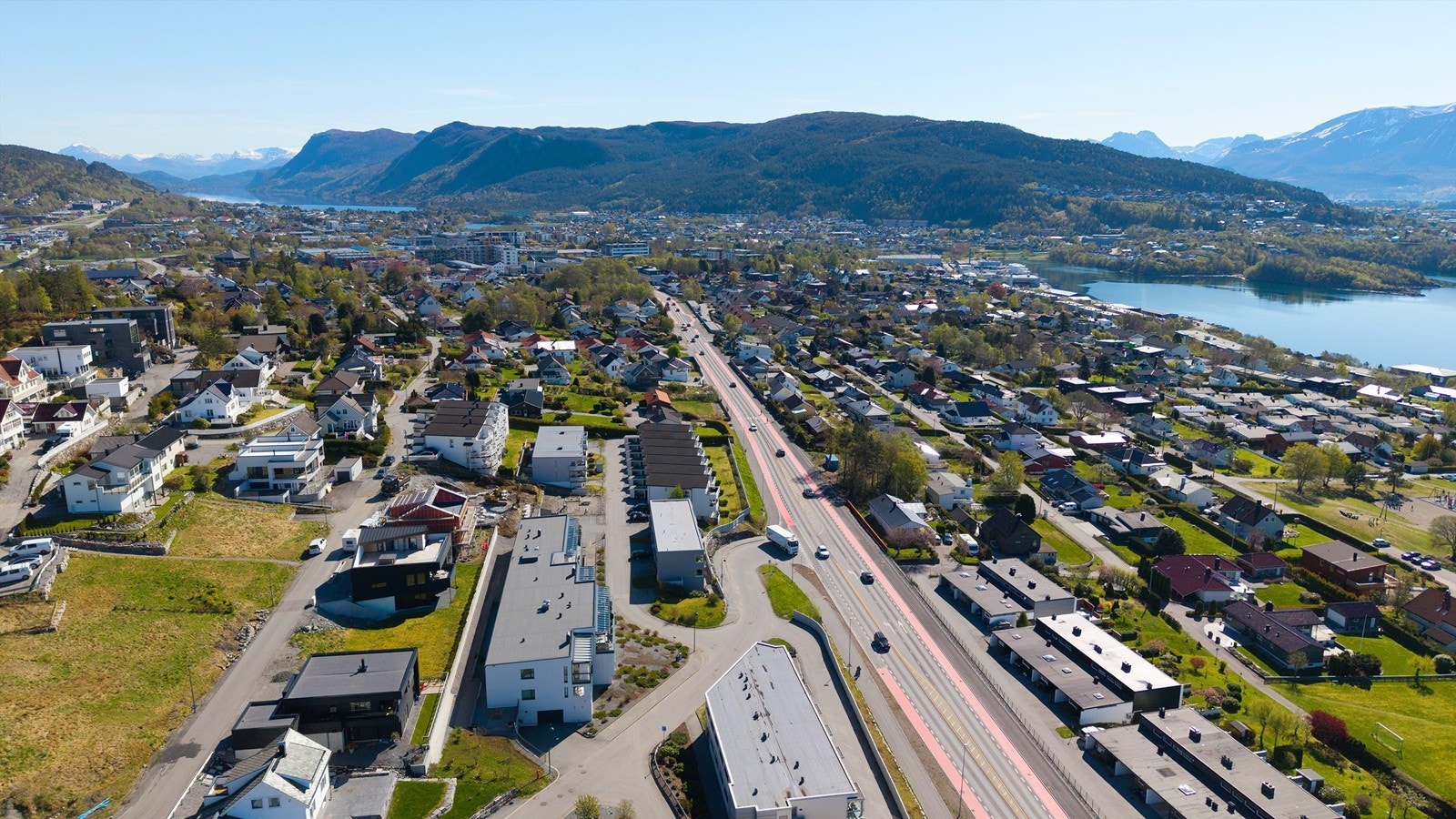 Kort vei til offentlig kommunikasjon, med bussholdeplass kun 3 minutters gange unna. Galleribilde